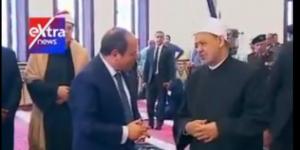 حديث جانبى بين الرئيس السيسي وشيخ الأزهر بعد صلاة الجمعة.. فيديو - بلس 48