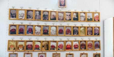 لوحة شرفية تضم صور وأسماء مشايخ الأزهر بمعرض الإسكندرية الدولي للكتاب - بلس 48