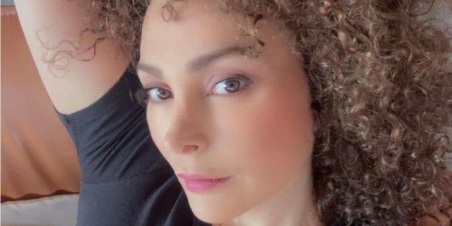 بكلمات حادة.. إعلامية تهاجم أمل حجازي بعد خلعها الحجاب «فيديو» - بلس 48