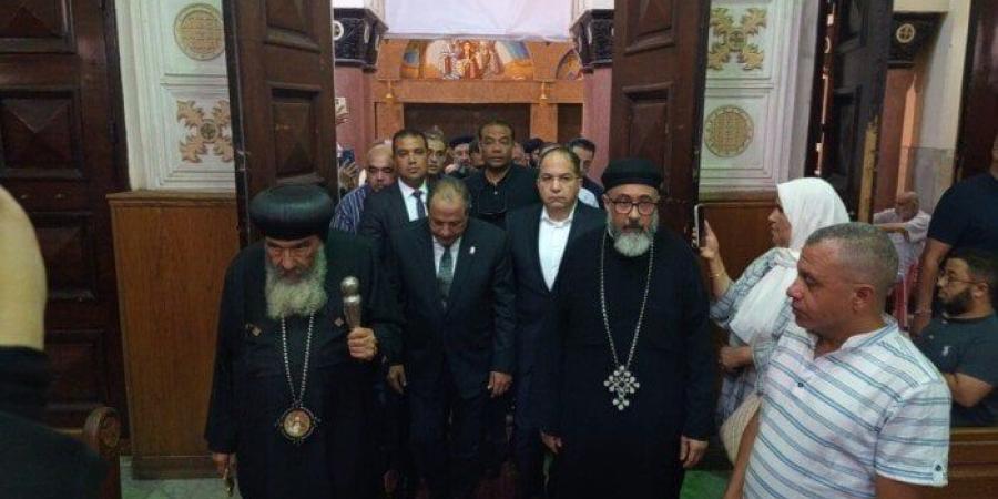 محافظ بورسعيد يقدم واجب العزاء في القمص بطرس الجبلاوي - بلس 48