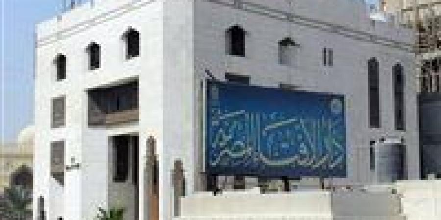ما كيفية المساواة في الصف بين المصلي قائمًا والجالس على الكرسي؟.. الإفتاء تجيب - بلس 48