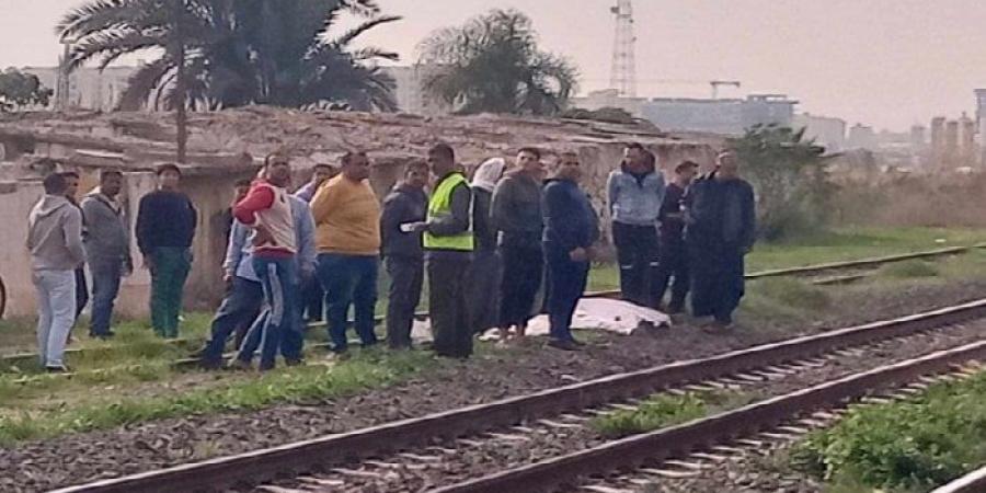 قطار يدهس ثلاثيني أعلى شريط السكة الحديد في البدرشين بالجيزة - بلس 48